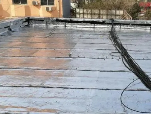 云梦卫生间漏水维修公司分享下云梦屋面楼顶防水刚性防水层施工要点。